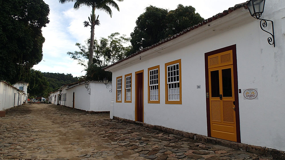 BR0519NR0596_pousada-do-ouro-street.jpg [© Last Frontiers Ltd]