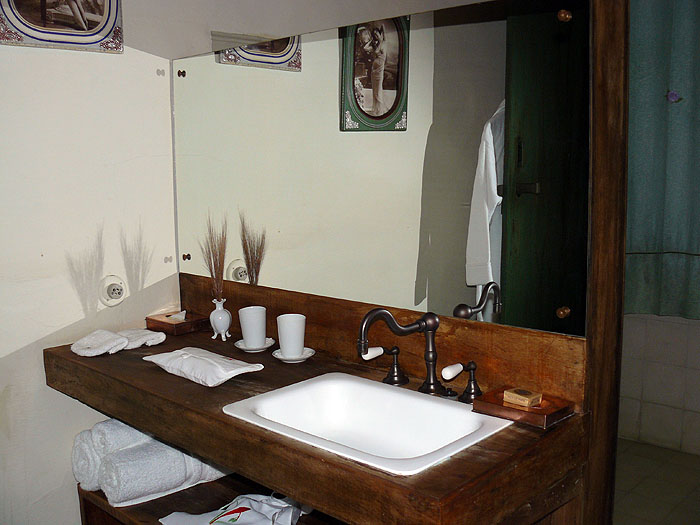 BR0911SM397_reserva-do-ibitipoca-bathroom.jpg [© Last Frontiers Ltd]