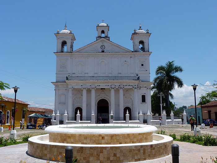 SV0913SM0310_suchitoto-cathedral.jpg [© Last Frontiers Ltd]