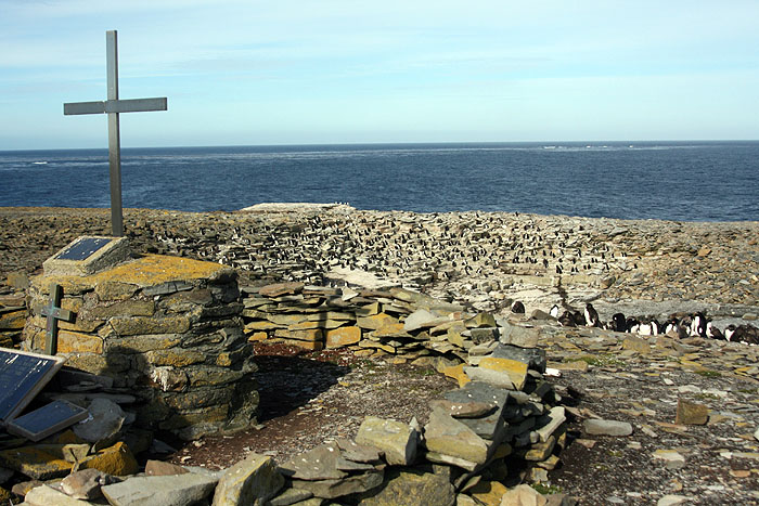 FK0310LD0498_sealion-memorial-and-rockopper-colony.jpg [© Last Frontiers Ltd]