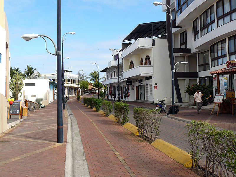 GP0917NL0052_puerto-ayora-main-street.jpg [© Last Frontiers Ltd]