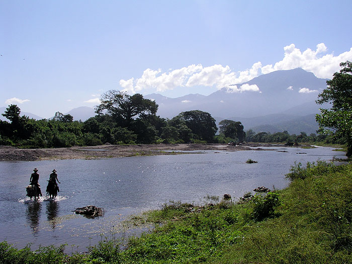 HN1006SM299_riding_omega_tours_la_ceiba.jpg [© Last Frontiers Ltd]