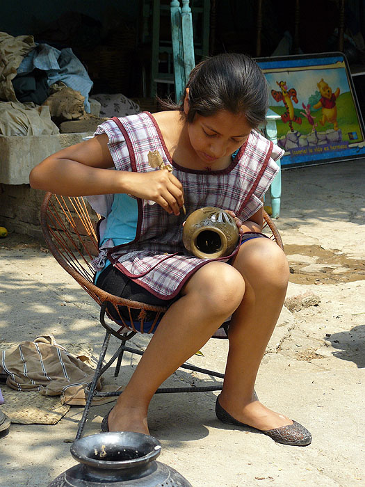 MX0511SM0194_dona-sofia-and-family-black-pottery-san-bartolo-coyotepec.jpg [© Last Frontiers Ltd]