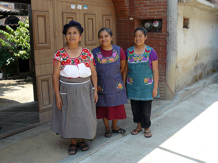 MX0511SM0271_ritz-family-teotitlan-valley-candel-making-and-weaving.jpg [© Last Frontiers Ltd]