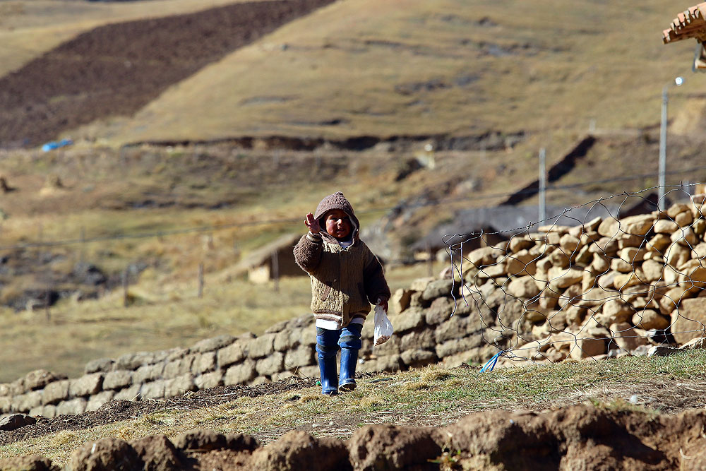 003PE2005AZ_ausangate-trek-local-boy.jpg [© Last Frontiers Ltd]