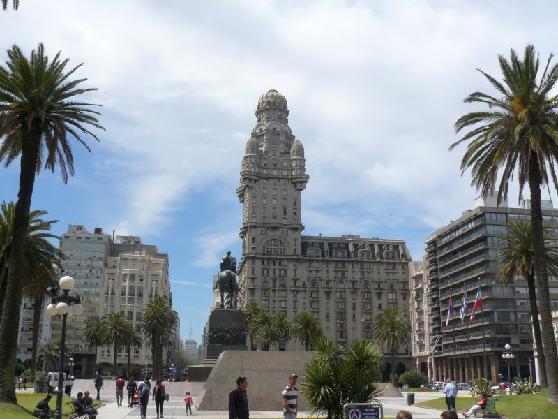 UR1015AB353_montevideo-plaza-independencia.jpg [© Last Frontiers Ltd]